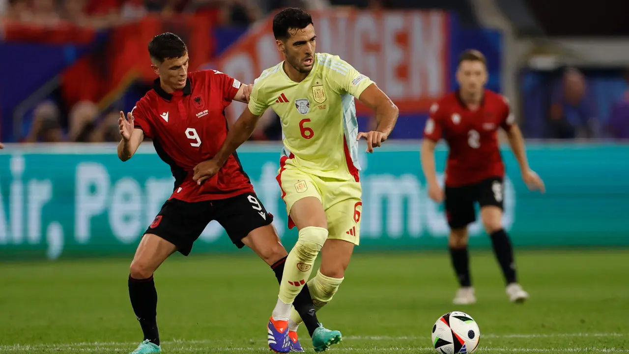 El alban&eacute;s Jasir Asani (I) en acci&oacute;n ante Mikel Merino (d) durante el partido jugado en D&uuml;sseldorf, Alemania. EFE/ Alberto Estevez