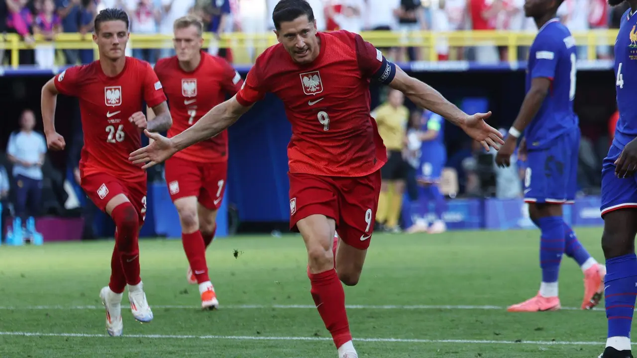 El delantero polaco Robert Lewandowski celebra el 1-1 durante el partido del grupo D que han jugado Francia y Polonia en Dortmund, Alemania. EFE/EPA/CHRISTOPHER NEUNDORF