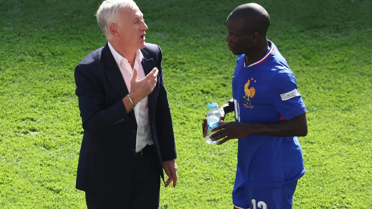 El seleccionador de Francia Didier Deschamps habla N'Golo Kante (R) durante el tiempo de hidrataci&oacute;n en el partido del grupo D que han jugfado Fancia y Polonia en Dortmund, Alemania. EFE/EPA/GEORGI LICOVSKI