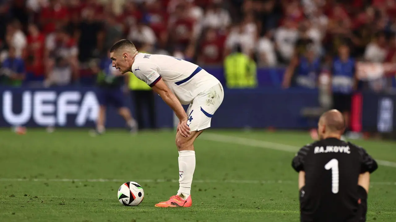 El defensa Nikola Milenkovic (I) y el portero Predrag Rajkovic se lamentan tras la eliminaci&oacute;n de Serbia tras el partido del grupo C que han jugado Dinamarca y Serbia en M&uacute;nich, Alemania. EFE/EPA/ANNA SZILAGYI