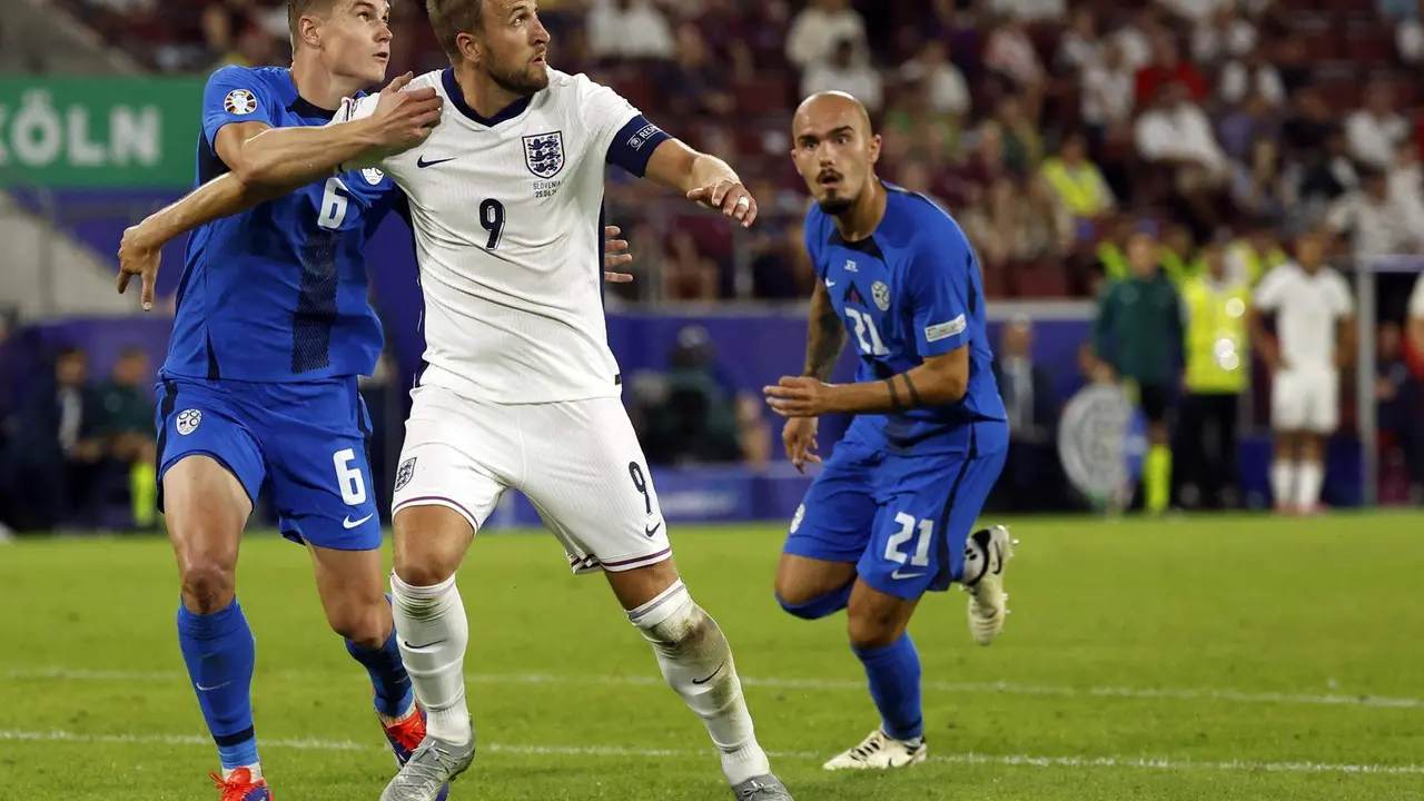 El jugador esloveno Jaka Bijol (I) defiende al ingl&eacute;s Harry Kane durante el partido del grupo C que han jugado Inglatera y Eslovenia en Colonia, Alemania.EFE/EPA/YOAN VALAT