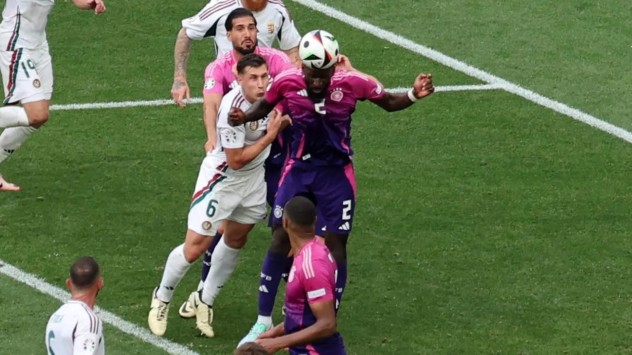 Antonio Rudiger, defensa central de Alemania, despeja un bal&oacute;n en el partido ante Hungr&iacute;a de la Eurocopa 2024. EFE/EPA/MOHAMED MESSARA