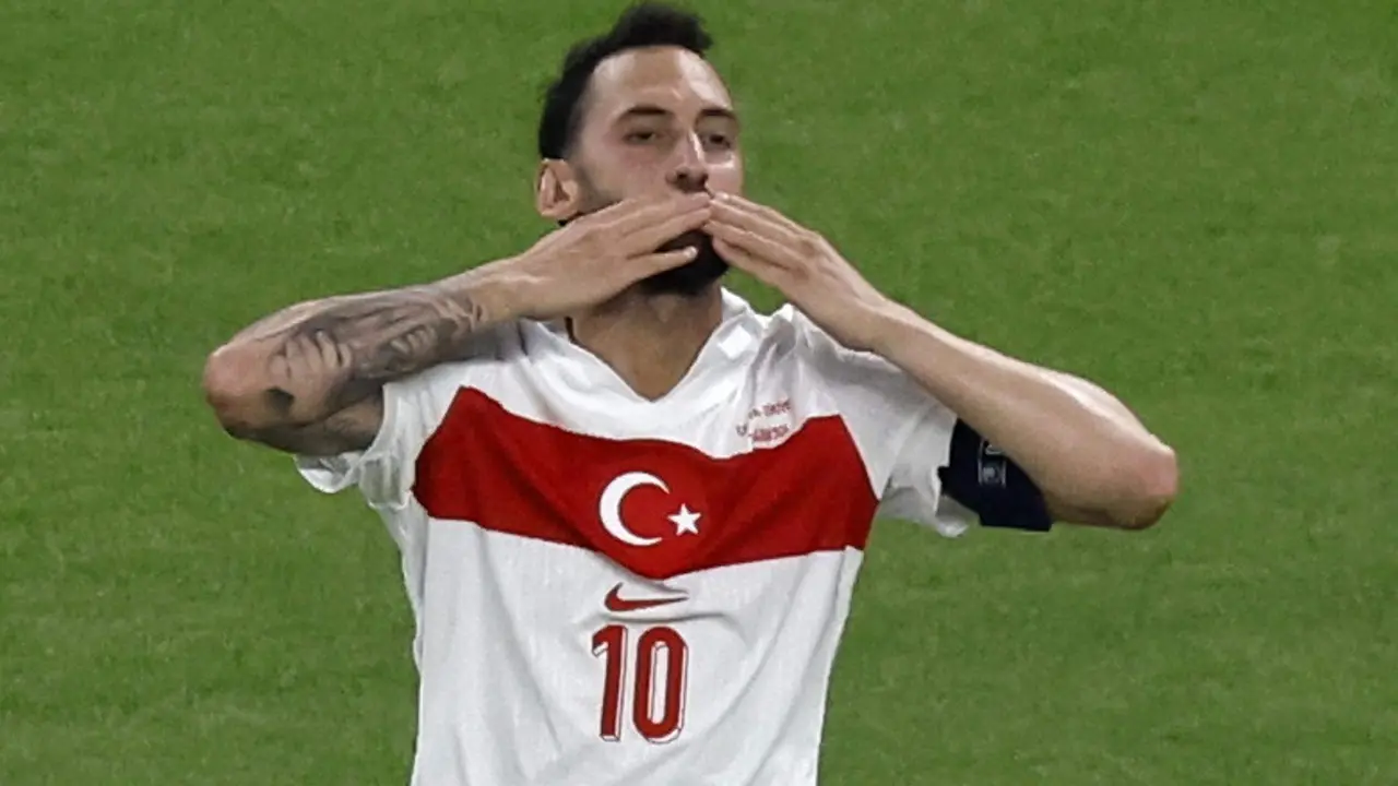 El jugador turco Hakan Calhanoglu celebra el 0-1 durante el partido del grupo E que han jugado la Rep&iacute;blca Checa y Turqu&iacute;a en Hamburgo, Alemania. EFE/EPA/ROBERT GHEMENT