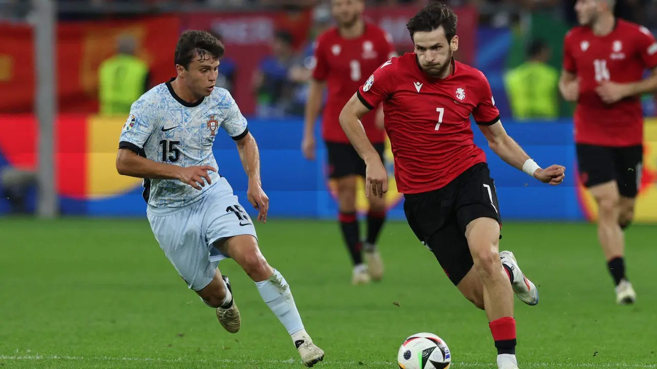 El portugu&eacute;s Joao Neves (I) en acci&oacute;n con Khvicha Kvaratskhelia durante el partido del grupo F que han jugado Georgia y Portugal en Gelsenkirchen, Alemania. EFE/EPA/MIGUEL A. LOPES