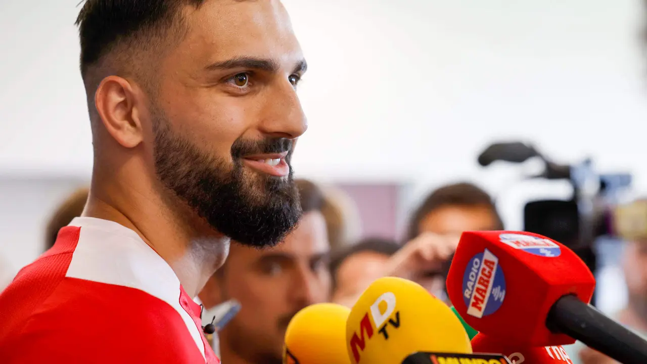 El portero de Georgia Giorgi Mamardashvili atiende a los medios de comunicaci&oacute;n antes del entrenamiento que su selecci&oacute;n ha realizado en la localidad alemana de Velbert este viernes. Georgia se medir&aacute; a Espa&ntilde;a el 30 de junio en octavos de final de la Eurocopa. EFE/Alberto Est&eacute;vez