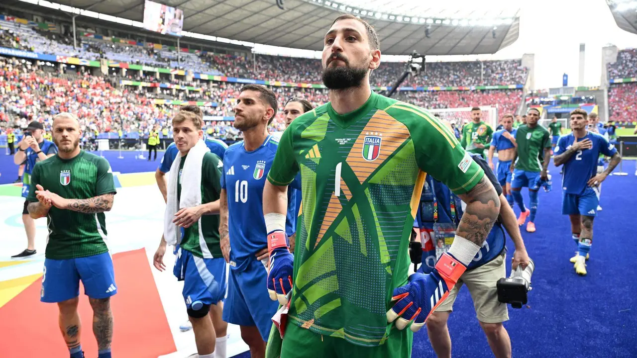 El capit&aacute;n de la selecci&oacute;n italiana Gianluigi Donnarumma junto al resto de sus comp&ntilde;aeros en uno de los fondos del estadio Ol&iacute;mpico de Berl&iacute;n, Alemania. EFE/EPA/DANIEL DAL ZENNARO