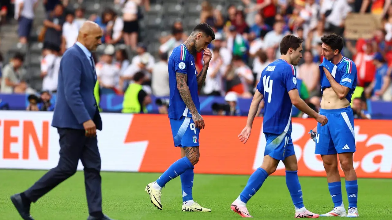 El seleccionador italiano Luciano Spalletti (i) y sus jugadores decepcionados despu&eacute;s de perder en octavos de la Eurocopa 2024. EFE/EPA/FILIP SINGER