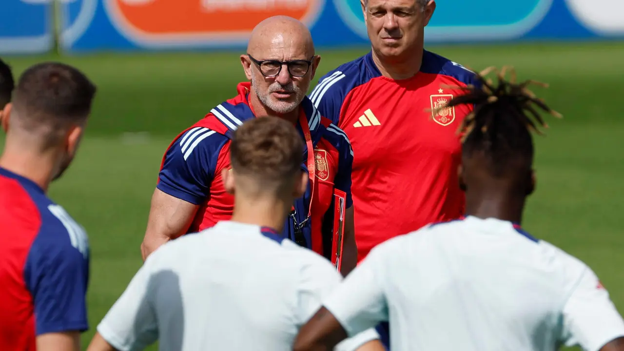 DONAUESCHINGEN, 29/06/2024.- El seleccionador Luis de la Fuente dirige un entrenamiento del combinado espa&ntilde;ol este s&aacute;bado en la localidad alemana de Donaueschingen para preparar el partido de octavos de final de ma&ntilde;ana domingo en Colonia. EFE/J.J. Guill&eacute;n