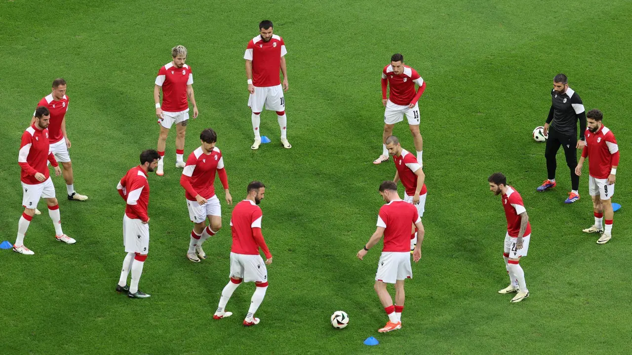 Los jugadores de Georgia calientan sobre el terreno de juego del campo del Colonia, Alemania. EFE/EPA/MOHAMED MESSARA