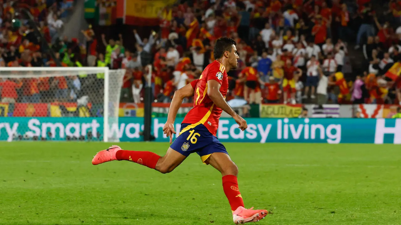 El centrocampista de la selecci&oacute;n espa&ntilde;ola de f&uacute;tbol Rodri celebra tras marcar ante Georgia, durante el partido de octavos de final de la Eurocopa que las selecciones de Espa&ntilde;a y Georgia disputan este domingo en Colonia. EFE/J.J.Guill&eacute;n