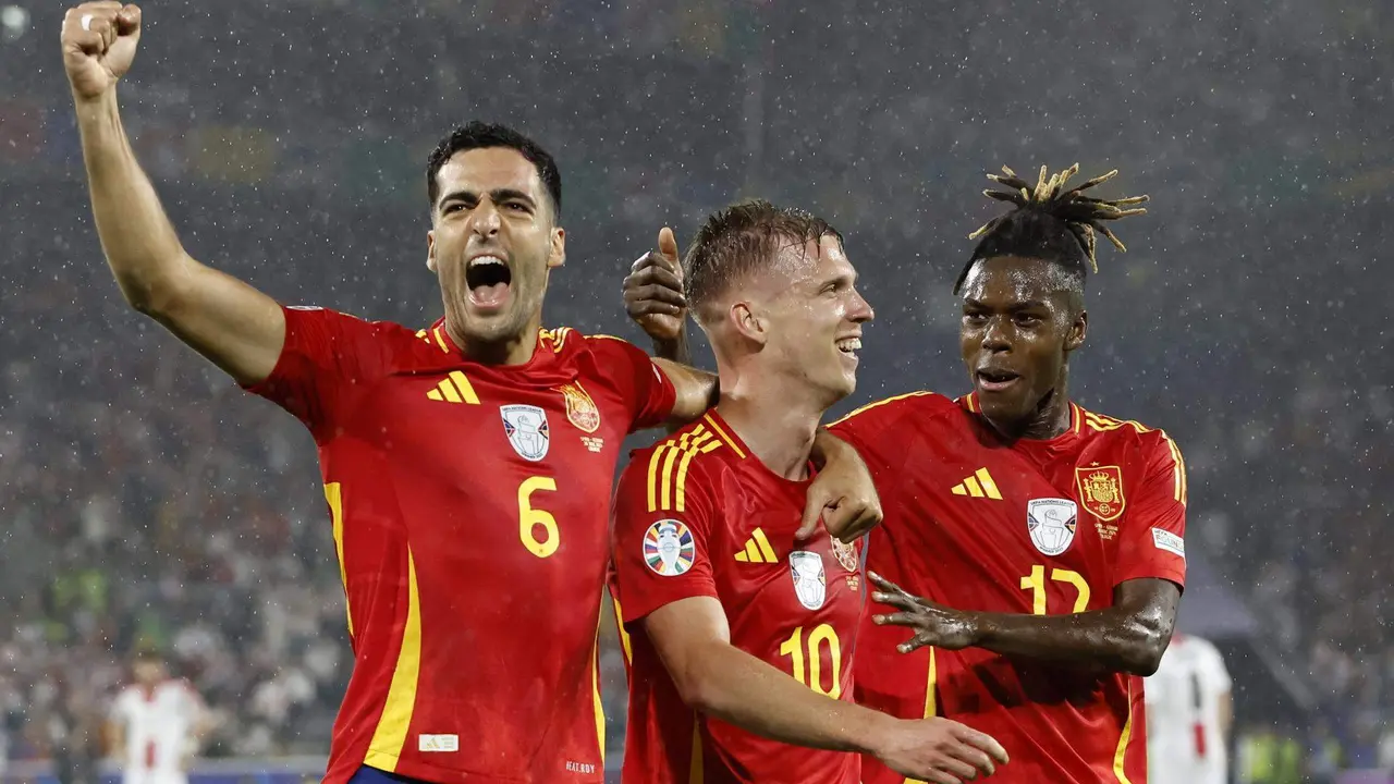 Dani Olmo celebra con sus compa&ntilde;eros Mikel Merino (I) y Nico Williams tras el partido de octavos que han jugado Espa&ntilde;a y Georgia en Colonia, Alemania.EFE/EPA/ROBERT GHEMENT