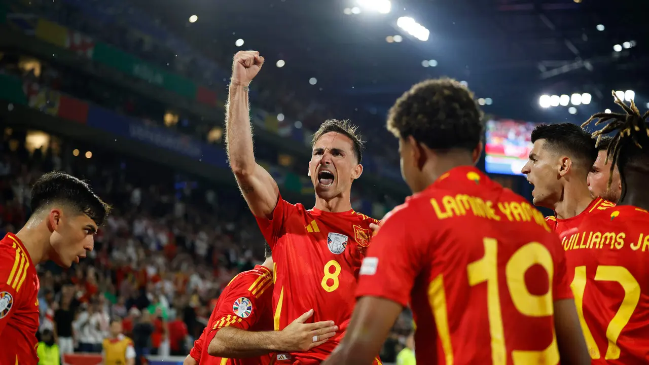 El centrocampista de la selecci&oacute;n espa&ntilde;ola de f&uacute;tbol Fabi&aacute;n Ruiz (2-i) celebra con sus compa&ntilde;eros tras marcar el segundo gol ante Georgia, durante el partido de octavos de final de la Eurocopa que las selecciones de Espa&ntilde;a y Georgia disputaron en Colonia. EFE/Alberto Est&eacute;vez