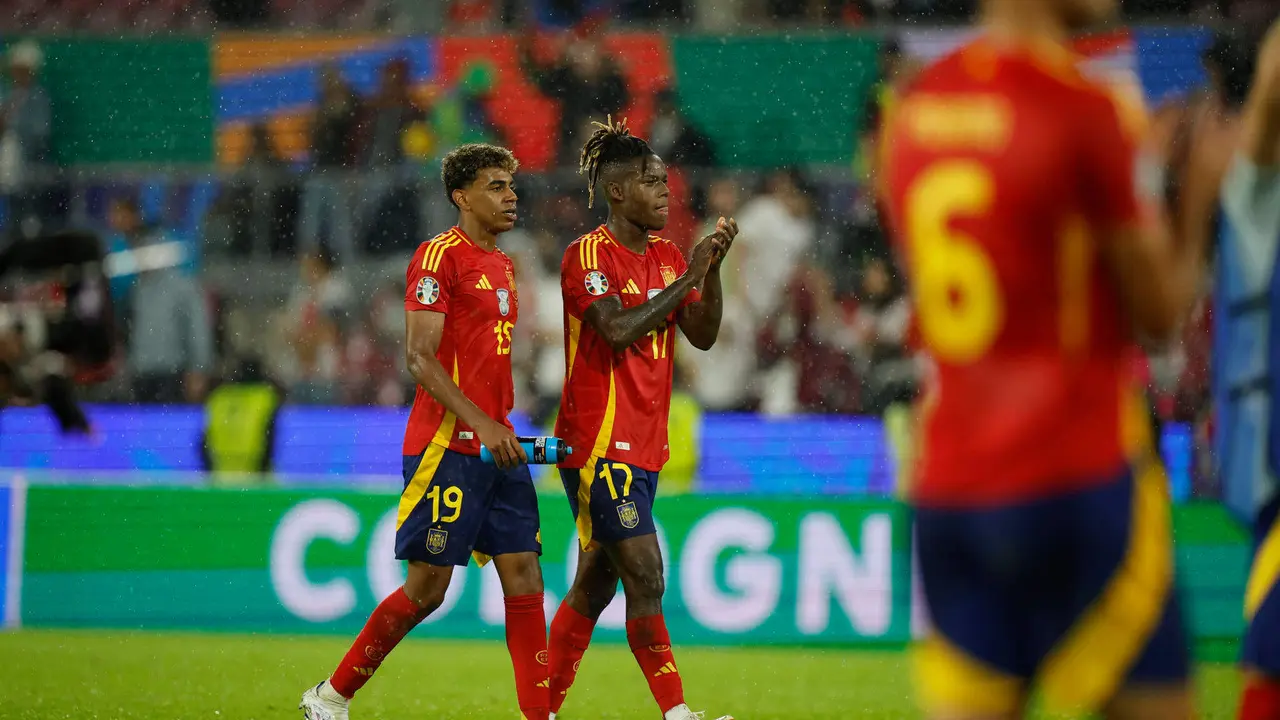 Los jugadores de la selecci&oacute;n espa&ntilde;ola Lamine Yamal (i) y Nico Williams, al finalizar el partido de octavos de final de la Eurocopa que las selecciones de Espa&ntilde;a y Georgia disputaron en Colonia. EFE/Alberto Est&eacute;vez
