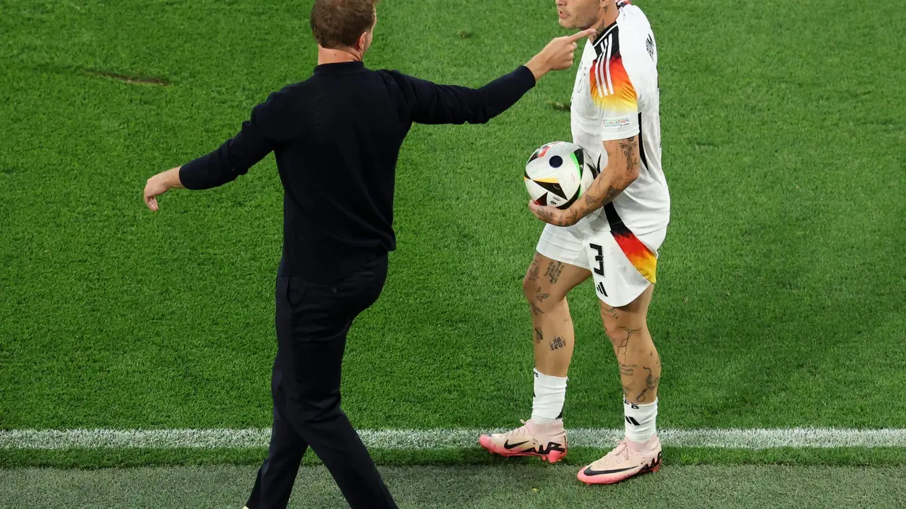 El seleccionador de Alemania Julian Nagelsmann (i) conversa David Raum durante el partido de la Eurocopa 2024 entre Alemania y Dinamarca, en Dortmund. EFE/EPA/GEORGI LICOVSKI
