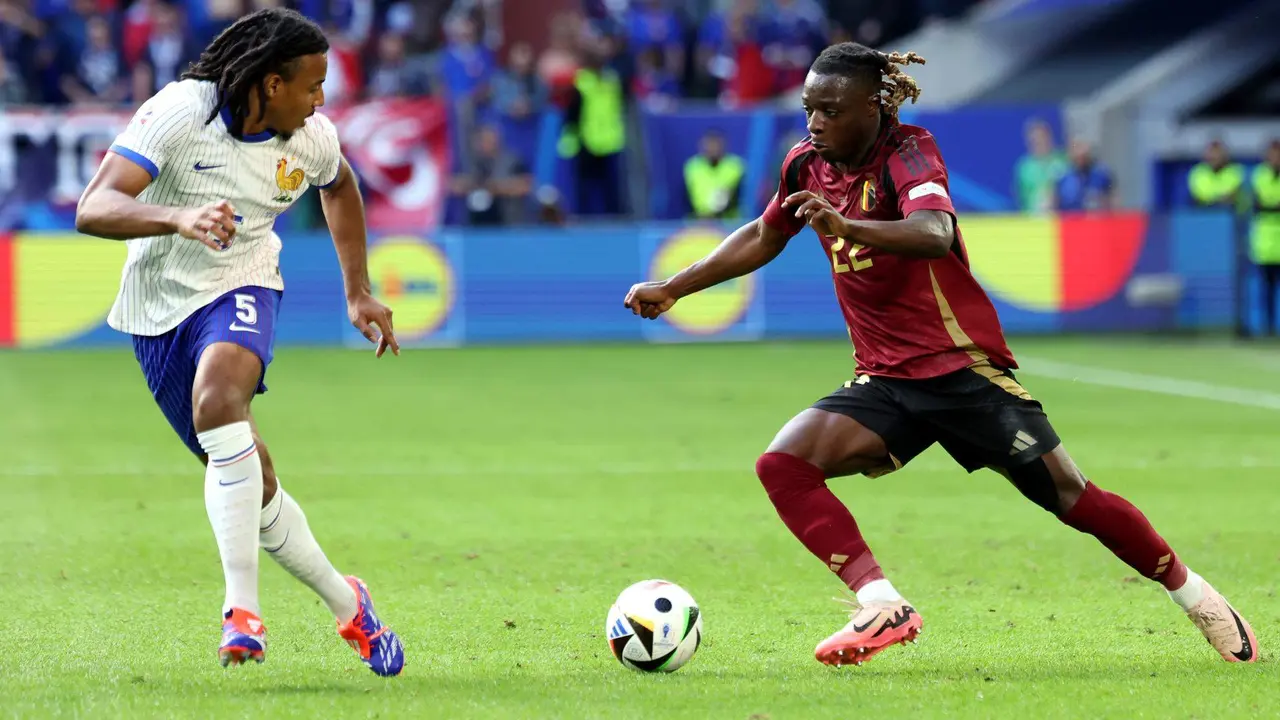 Jules Kound&eacute;, defensa de la selecci&oacute;n de Francia, durante el partido de octavos que han juagdo Francia y B&eacute;lgica en D&uuml;sseldorf, Alemania. EFE/EPA/CHRISTOPHER NEUNDORF