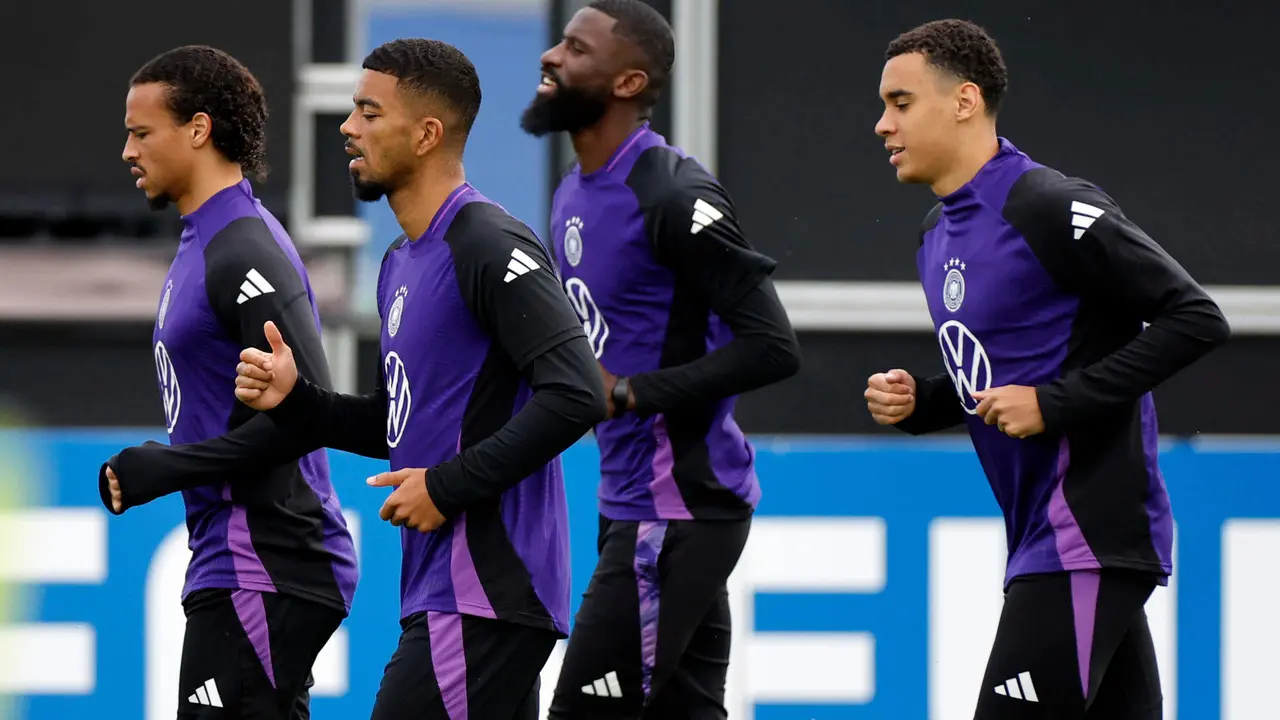 Los jugadores alemanes Jamal Musiala (d), Antonio R&uuml;diger (C), Benjamin Henrichs (2I)y Leroy Sane (I) se ejercitan en Herzogenaurach, Alemania. EFE/ Alberto Estevez