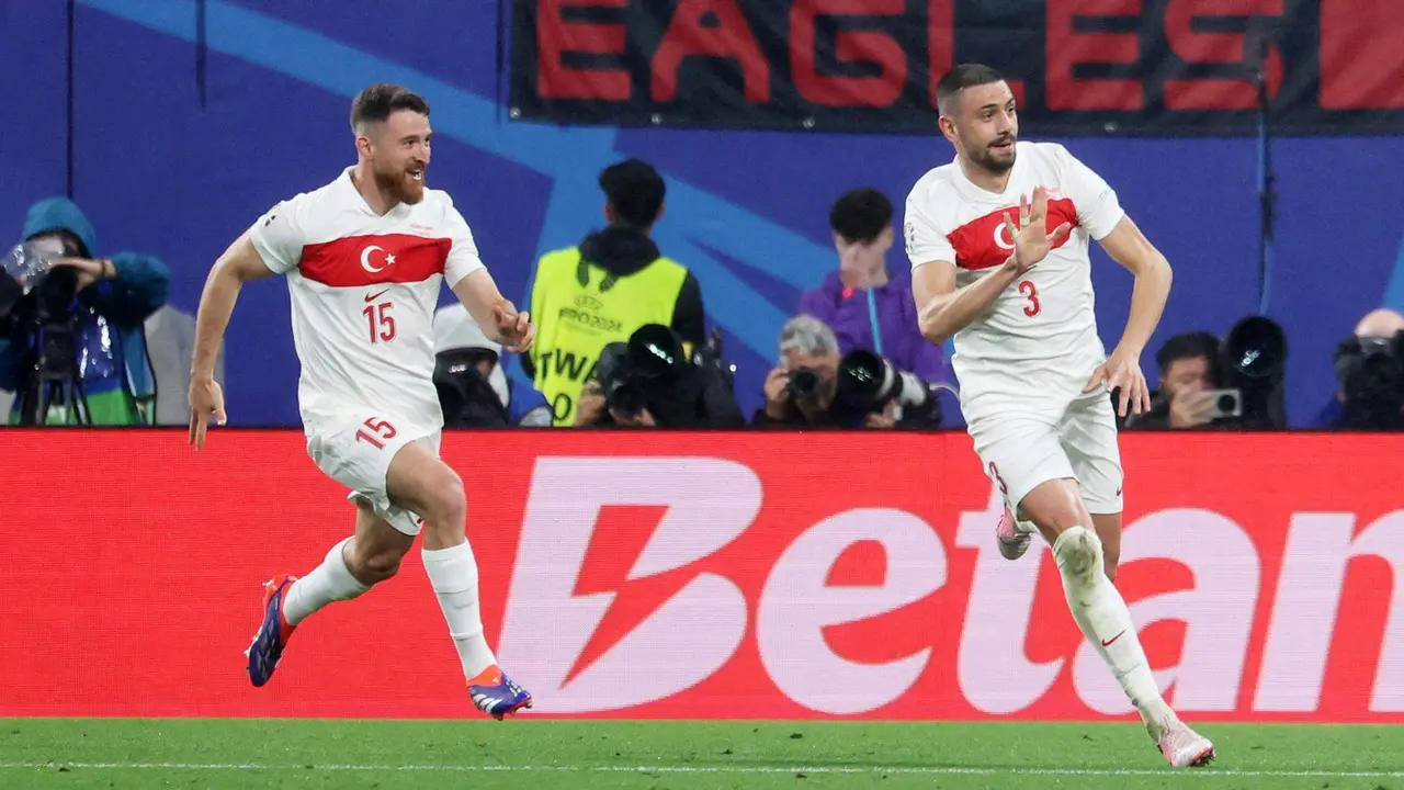 El central turco Merih Demiral celebra 0-2 durante el partido de octavos de final que han jugado Austria y Turqu&iacute;a en Leipzig, Alemania. EFE/EPA/CHRISTOPHER NEUNDORF