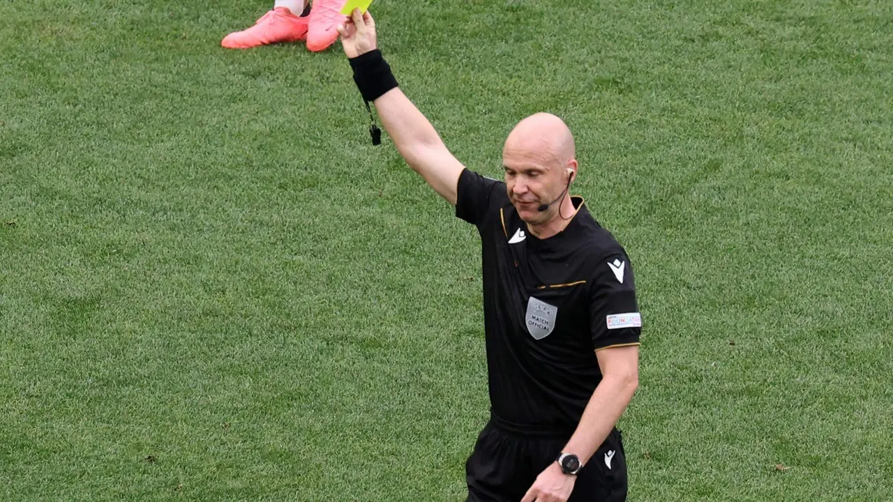 El &aacute;rbitro Anthony Taylor muestra una tarjeta amarilla durante el partido de f&uacute;tbol de la Eurocopa 2024 entre Ucrania y B&eacute;lgica, en Stuttgart, Alemania. EFE/EPA/MOHAMED MESSARA