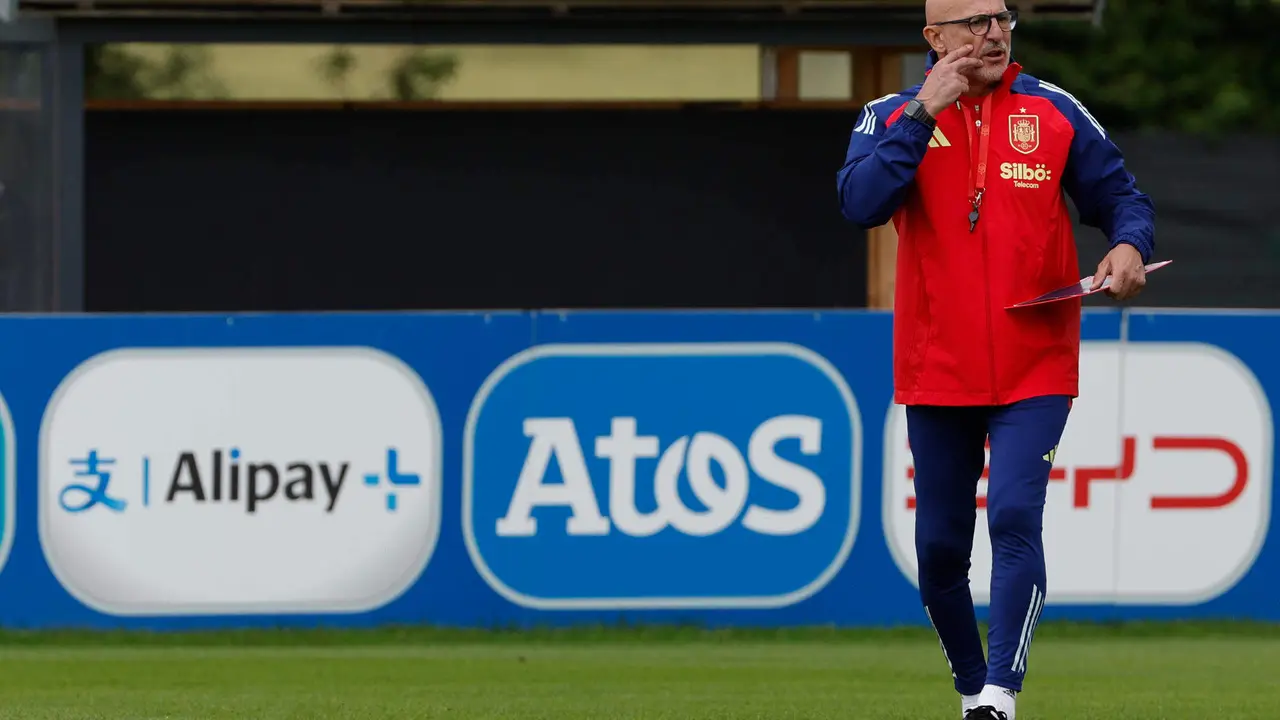 El entrenador de la selecci&oacute;n espa&ntilde;ola, Luis De la Fuente, dirige un entrenamiento en la localidad alemana de Donaueschingen para preparar su pr&oacute;ximo partido ante Alemania en cuartos de final de la Eurocopa 2024. EFE/J.J. Guill&eacute;n