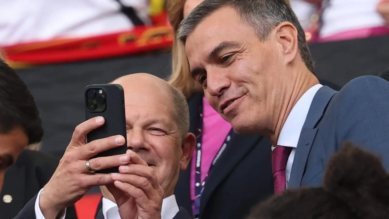 l presidente del Gobierno, Pedro S&aacute;nchez, junto al canciller alem&aacute;n, Olaf Scholz,en Stuttgart, Alemania. EFE/EPA/FRIEDEMANN VOGEL