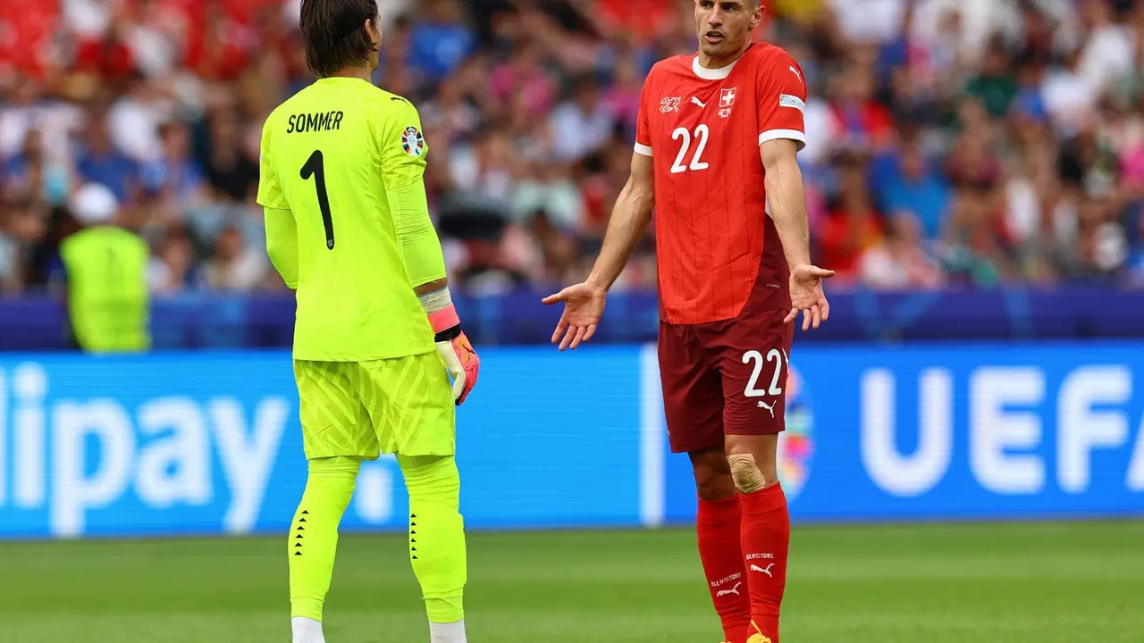 El portero Yann Sommer (I) y Fabian Schaer. EFE/EPA/FILIP SINGER