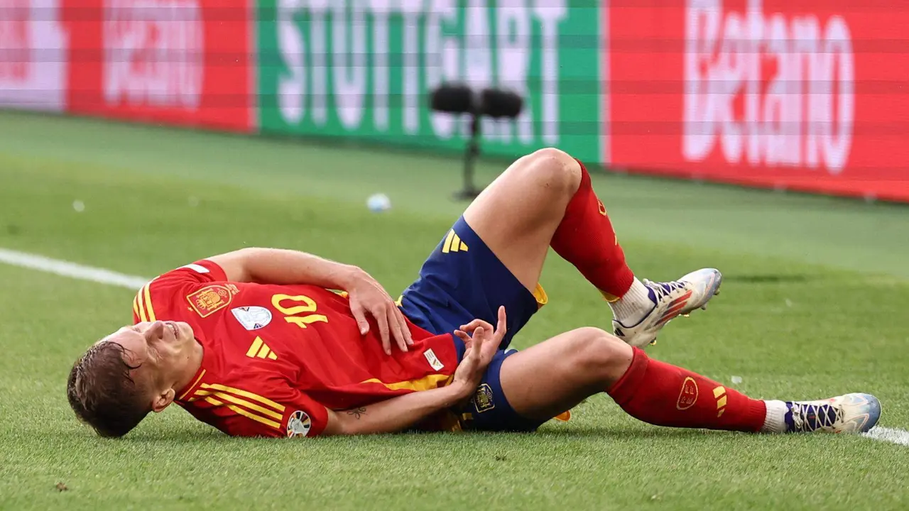 Dani Olmo sobre el c&eacute;sped del estadio de Stuttgart, Alemania. EFE/EPA/ANNA SZILAGYI