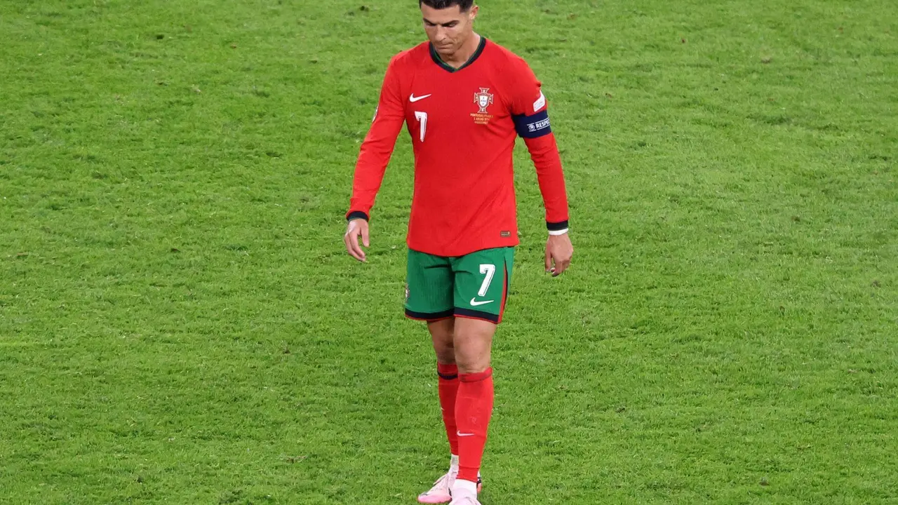 Cristiano Ronaldo tras el partido de cuartos de la Eurocopa que han jugado Francia y Portugal en Hamburgo, Alemania. EFE/EPA/ABEDIN TAHERKENAREH