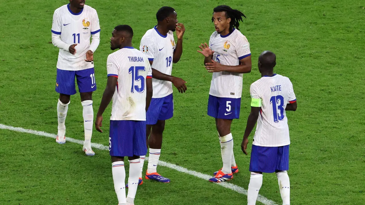 Jugadores de la selecci&oacute;n francesa durante el partido de cuartos de final de la Eurocopa 2024 que midi&oacute; a Francia contra Portugal. EFE/EPA/ABEDIN TAHERKENAREH