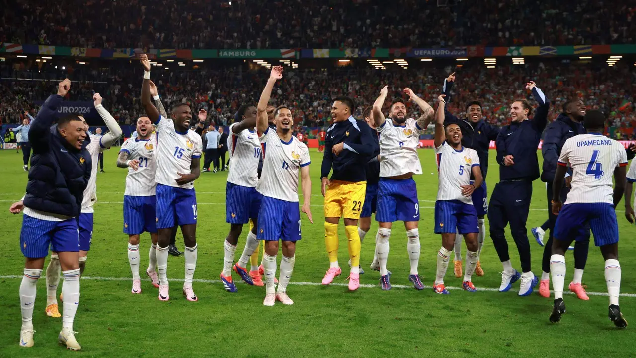 Los jugadores franceses celebran la clasificaci&oacute;n para las semifinales de la Eurocopa tras ganar a Portugal. EFE/EPA/CLEMENS BILAN