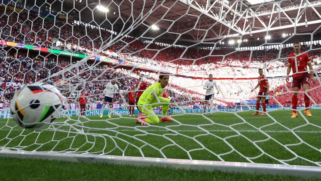 El portero suizo Yann Sommer no puede teener el bal&oacute;n del 1-1 durante el partido de cuartos de la Eurocopa entre Inglaterra y Suiza en D&uuml;sseldorf, Alemania. EFE/EPA/FRIEDEMANN VOGEL
