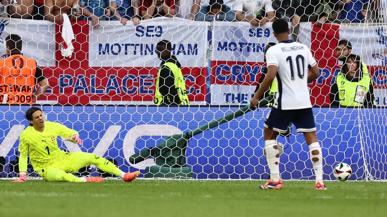 El jugador ingl&eacute;s Jude Bellingham transforma su penalti durante el partido de cuartos que han jugado Inglaterra y Suiza en D&uuml;sseldorf, Alemania. EFE/EPA/ANNA SZILAGYI
