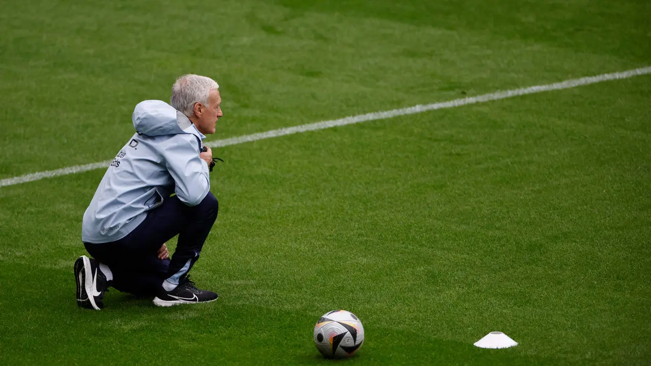 El seleccionador de Francia, Didier Deschamps, durante un entrenamiento que el equipo franc&eacute;s ha realizado en Paderborn (Alemania). EFE/Alberto Est&eacute;vez