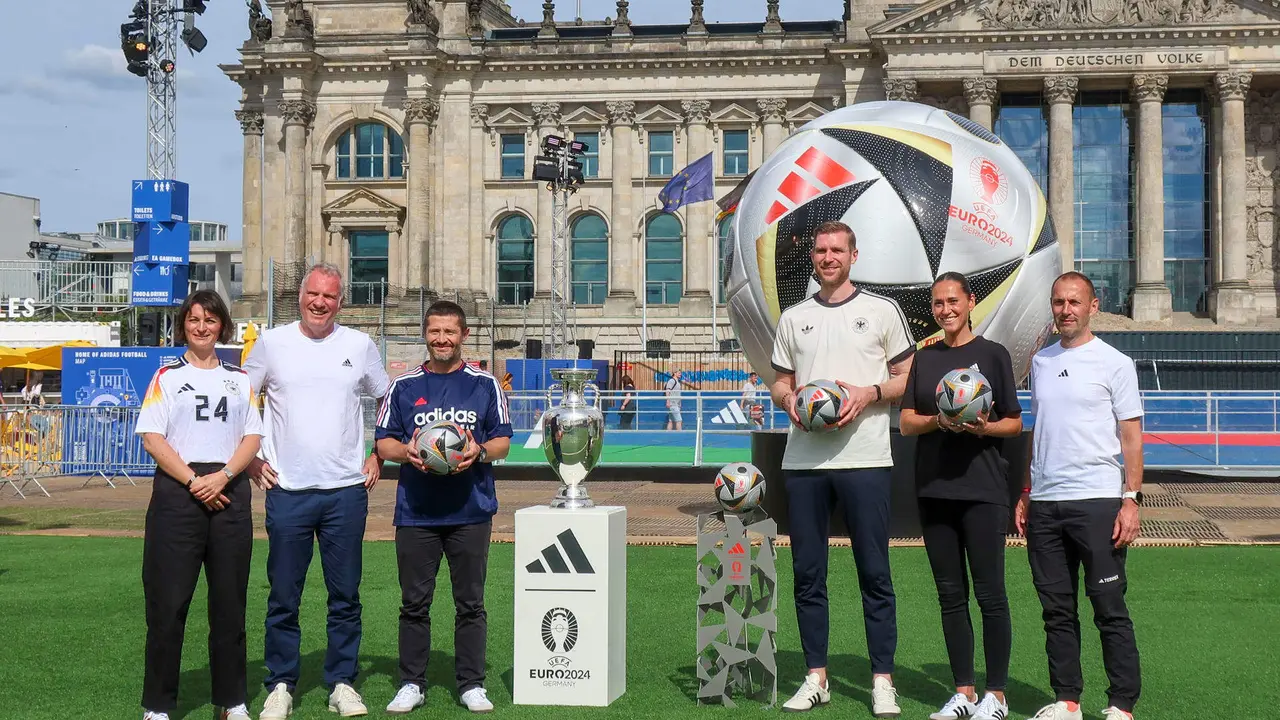 El exinternacional alem&aacute;n Per Mertesacker (3d) posa durante un acto organizado por Adidas en Berl&iacute;n para presentar el bal&oacute;n con el se jugar&aacute;n las semifinales y la final de la Eurocopa. EFE/ Jos&eacute; Manzaneque