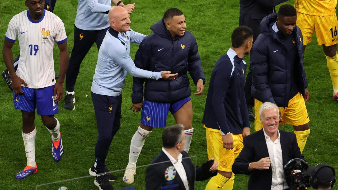 El franc&eacute;s Kylian Mbappe junto a sus compa&ntilde;eros tras vencer Francia a Portugal en Hamburgo, Alemania. EFE/EPA/ABEDIN TAHERKENAREH