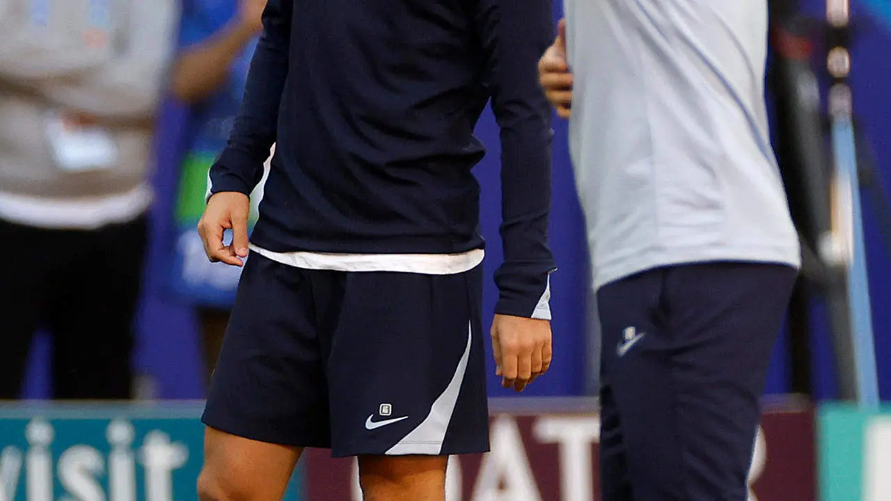 M&Uacute;NICH (ALEMANIA), 08/07/2024.- El delantero de la selecci&oacute;n de Francia Antoine Griezmann (i) conversa con el seleccionador, Didier Deschamps, durante el entrenamiento que el equipo franc&eacute;s ha realizado este lunes en el Allianz Arena de Munich, donde ma&ntilde;ana se enfrentar&aacute;n a Espa&ntilde;a en la primera semifinal de la Eurocopa 2024. EFE/Alberto Est&eacute;vez