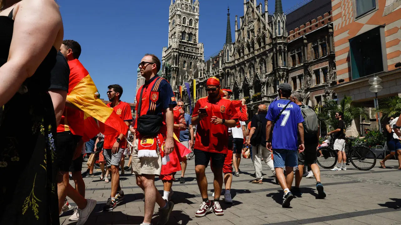 - Aficionados espa&ntilde;oles animan horas antes de la semifinal de la Eurocopa 2024 entre Espa&ntilde;a y Francia, este martes en M&uacute;nich (Alemania). EFE/ JJ Guill&eacute;n
