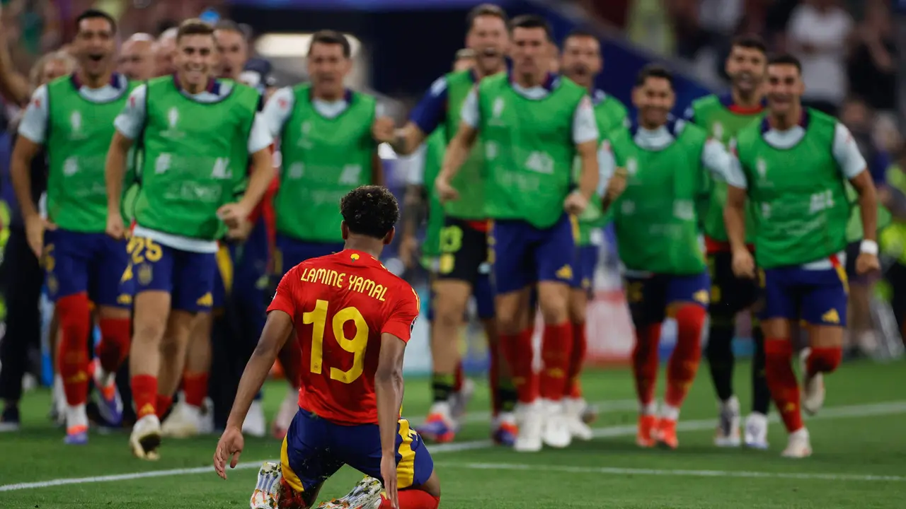 El delantero de la selecci&oacute;n espa&ntilde;ola Lamine Yamal celebra tras marcar ante Francia, durante el partido de semifinales de la Eurocopa de f&uacute;tbol que Espa&ntilde;a y Francia disputan este martes en M&uacute;nich. EFE/Alberto Est&eacute;vez
