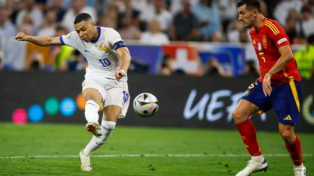 El delantero de la selecci&oacute;n francesa Kylian Mbapp&eacute; (i) chuta ante el espa&ntilde;ol Daniel Vivian, durante el partido de semifinales de la Eurocopa de f&uacute;tbol que Espa&ntilde;a y Francia disputan este martes en M&uacute;nich. EFE/Alberto Est&eacute;vez