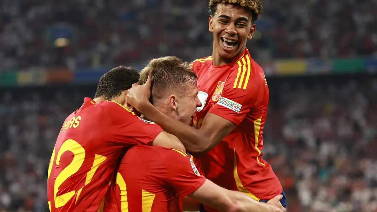 Daniel Olmo y Lamine Yamal celebran el 2-1 durante el partido de semifinales de la Eurocopa de f&uacute;tbol que Espa&ntilde;a y Francia disputan este martes en M&uacute;nich.  EFE/EPA/CLEMENS BILAN