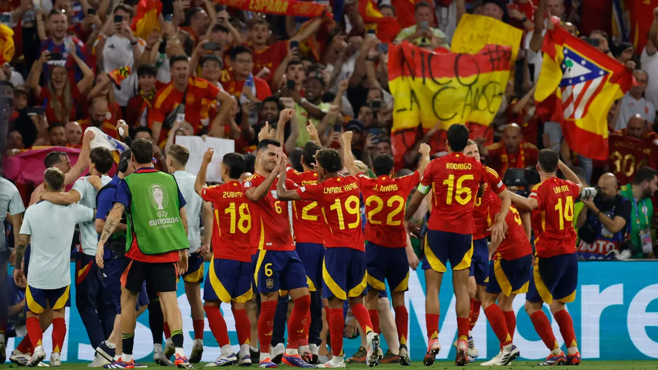 Los jugadores de la selecci&oacute;n espa&ntilde;ola celebran su pase a la final tras derrotar a la selecci&oacute;n de Francia durante el partido de semifinales de la Eurocopa de f&uacute;tbol que Espa&ntilde;a y Francia han disputado en M&uacute;nich. EFE/Alberto Estevez.