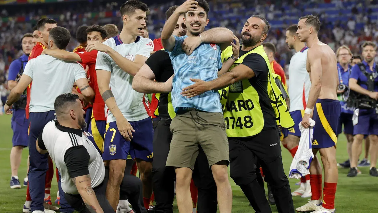 Un miembro de la seguridad resbala y golpea a Morata; pudo lesionarlo Alvaro Morata durante el partido de semifinales de la Eurocopa de f&uacute;tbol que Espa&ntilde;a y Francia disputaron en M&uacute;nich.) EFE/EPA/RONALD WITTEK