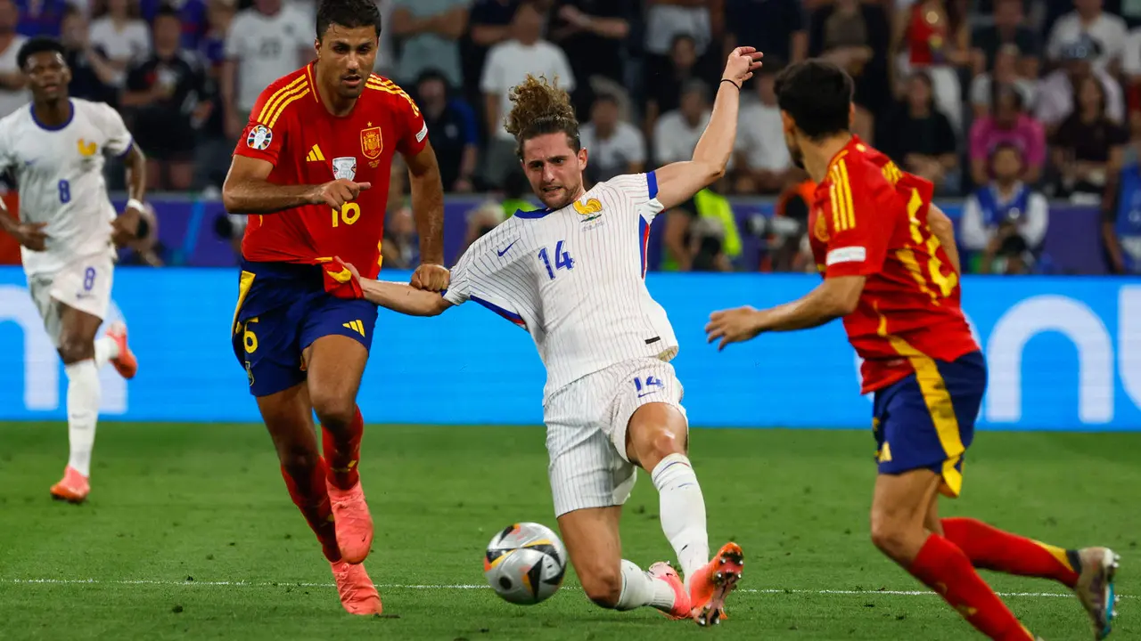 Rodrigo disputa un bal&oacute;n con Rabiot. EFE/JJ Guill&eacute;n