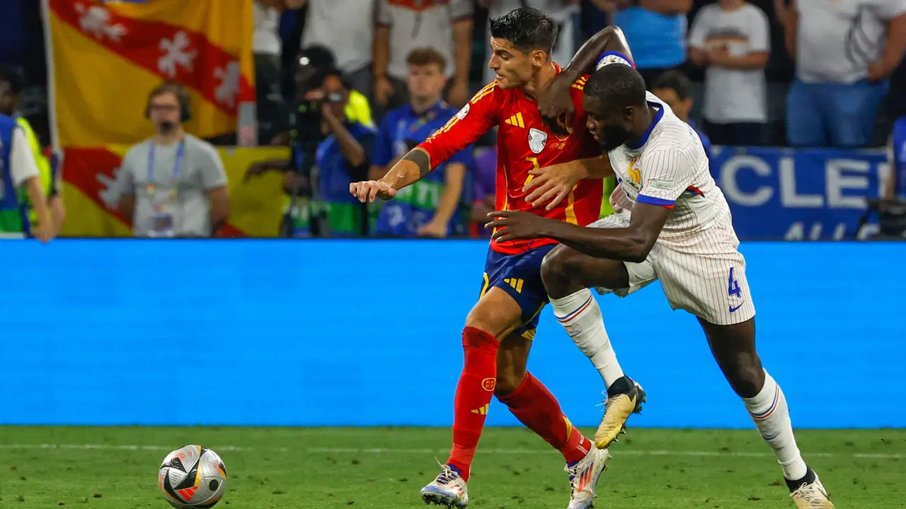 Morata, junto a Upamecano, en un momento del partido. EFE/J.J. Guill&eacute;n