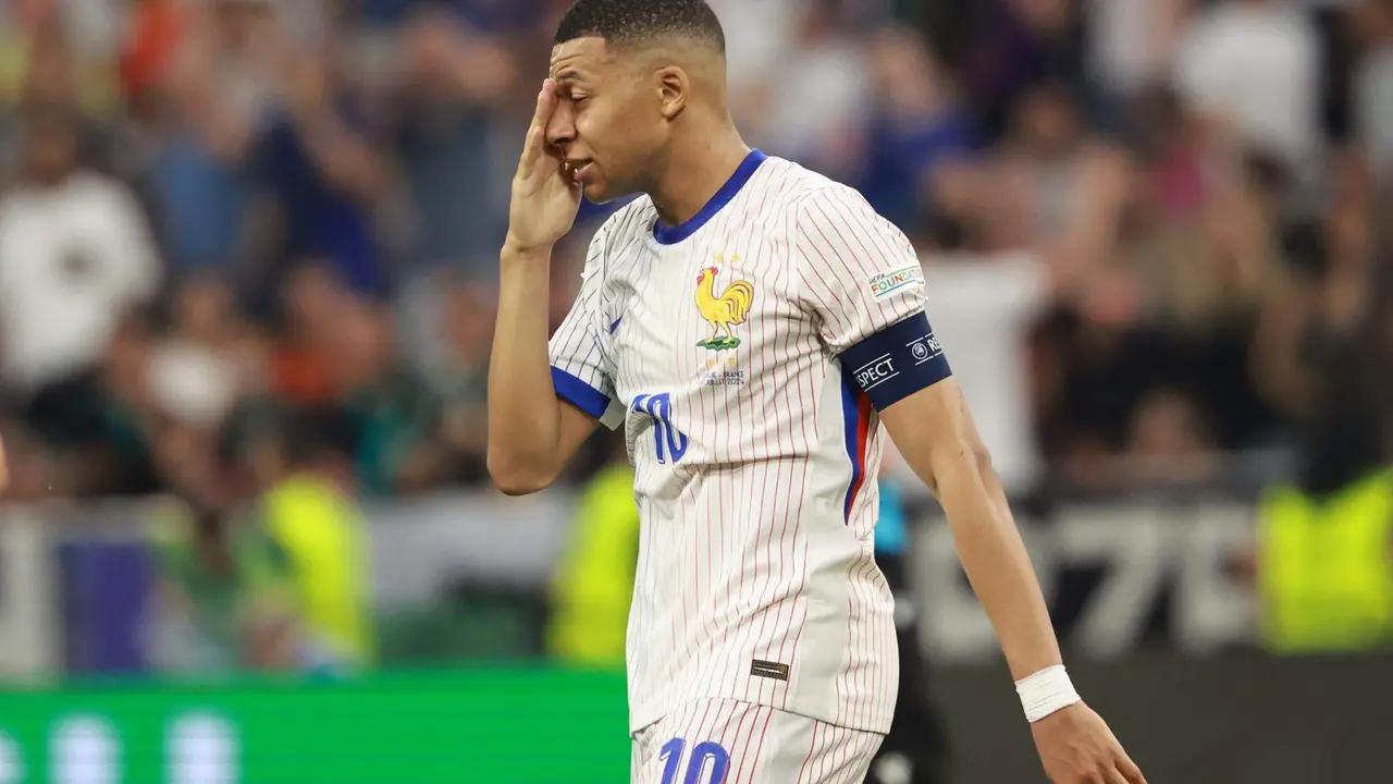 Kylian Mbappe lamenta una ocasi&oacute;n perdida durante la semifinal de la Eurocopa entre Francia y Espa&ntilde;a EFE/EPA/CLEMENS BILAN