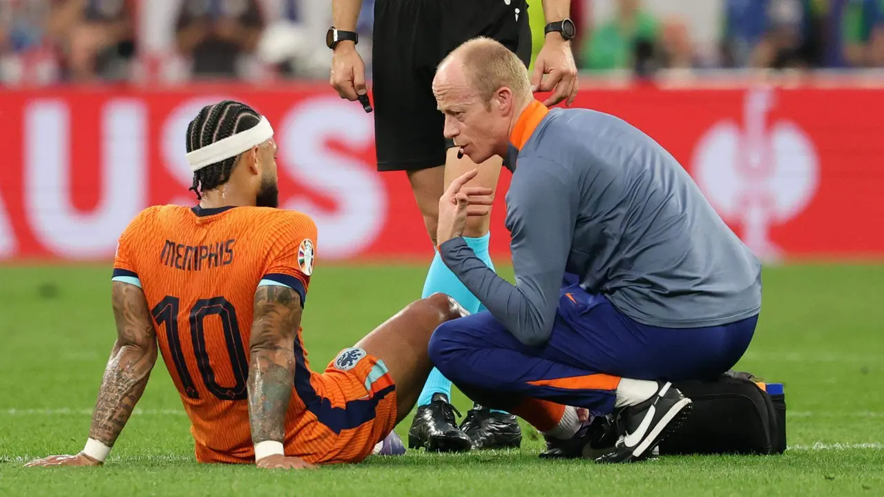 El delantero neerland&eacute;s Memphis Depay con el m&eacute;dico durante la primera parte de la segunda semiifnal de la Eurocopa entre Pa&iacute;ses Bajos e Inglaterra en Dortmund, AlemaniaEFE/EPA/FRIEDEMANN VOGEL
