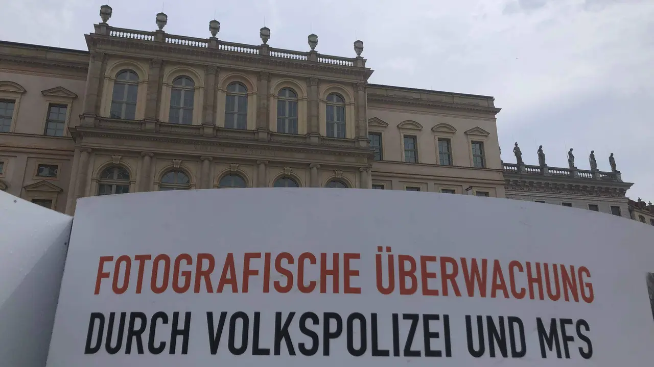 Una exposici&oacute;n en Potsdam reaviva el recuerdo de c&oacute;mo el aparato represivo de la Rep&uacute;blica Democr&aacute;tica de Alemania (RDA) vigil&oacute; a los aficionados al f&uacute;tbol del este germano, como aquel hincha fotografiado por llevar en su chaqueta vaquera parches con escudos de equipos de f&uacute;tbol que disgustaban a las autoridades comunistas. EFE/ Salvador Mart&iacute;nez