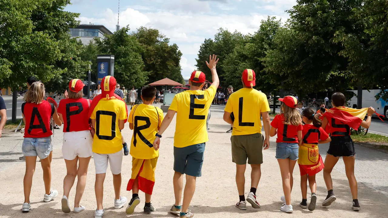 Aficionados espa&ntilde;oles pasean este domingo, por Berl&iacute;n (Alemania), previo a la final de la Eurocopa 2024 que se celebra esta noche entre las selecciones de Espa&ntilde;a e Inglaterra. EFE/ J.J.Guillen