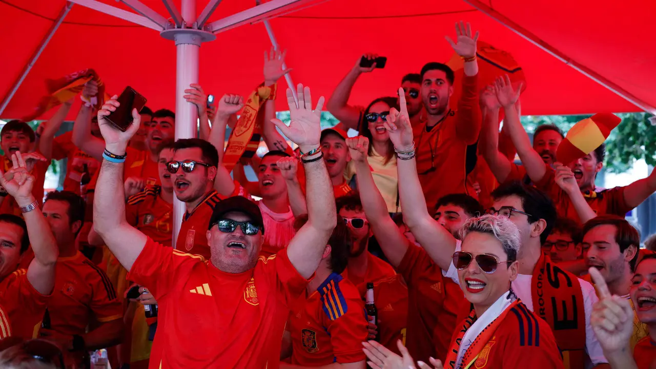Aficionados espa&ntilde;oles se re&uacute;nen este domingo en Berl&iacute;n (Alemania), previo a la final de la Eurocopa 2024 que se celebra esta noche entre las selecciones de Espa&ntilde;a e Inglaterra. EFE/Alberto Estevez