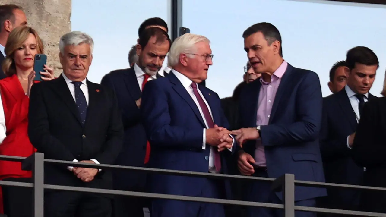 El presidente de Espa&ntilde;a Pedro Sanchez (d) dialoiha con su hom&oacute;logo alem&aacute;n Frank-Walter Steinmeier (C) antes de la final de la Eurocpa que se disputa en el Ol&iacute;mpico de Berl&iacute;n, Alemania. EFE/EPA/CHRISTOPHER NEUNDORF