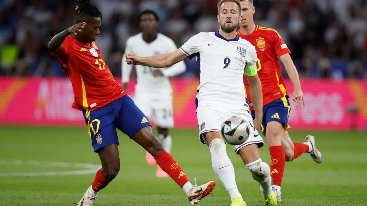 El delantero de la selecci&oacute;n espa&ntilde;ola, Nico Williams (i), disputa el bal&oacute;n ante el delantero de la selecci&oacute;n de inglaterra, Harry Kane, durante el encuentro correspondiente a la final de la Eurocopa que disputan Espa&ntilde;a e Inglaterra en el Estadio Ol&iacute;mpico de Berl&iacute;n. EFE / Alberto Est&eacute;vez.